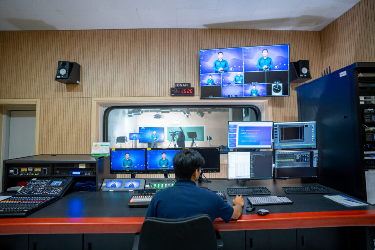 ស្ទូឌីយោ eLearning ទំហំធំ