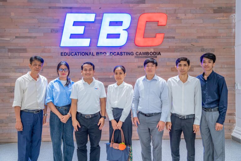 លោក ជីម សុក្រានុភាព អ្នកគ្រប់គ្រងប្រតិបត្តិការជាន់ខ្ពស់ បានទទួលស្វាគមន៍ និងដឹកនាំកិច្ចប្រជុំពិភាក្សាការងារជាមួយ លោកស្រី កែវ ខេមរា ប្រធាននាយកដ្ឋានបោះពុម្ពផ្សាយ និងបណ្ណាល័យ នៃអគ្គលេខាធិការដ្ឋានរាជបណ្ឌិត្យសភាកម្ពុជា (RAC) ព្រមទាំងក្រុមការងារ