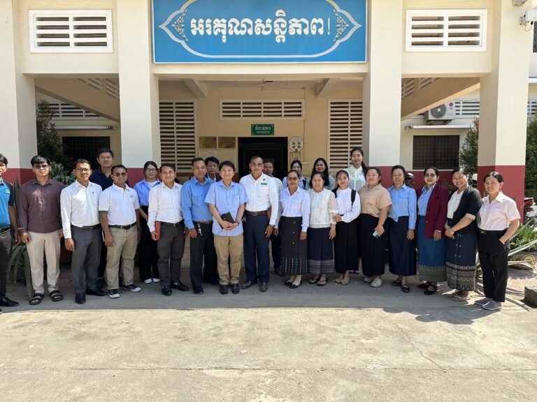 ប្រធានអង្គការ អុី ប៊ី ស៊ី បានដឹកនាំក្រុមការងារអនុវត្តថ្នាលសិក្សាអប់រំឌីជីថលទៅដល់ទីតាំងផ្ទាល់ នៅវិទ្យាល័យ ហ៊ុន សែន